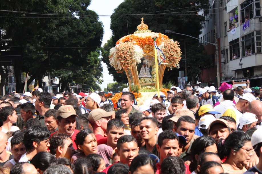 Fiéis acompanham a imagem de Nossa Senhora de Nazaré em <a href="https://viajeaqui.abril.com.br/estabelecimentos/br-pa-belem-atracao-cirio-de-nazare" rel="caminhada de 5km pelas ruas de Belém" target="_blank">caminhada de 5km pelas ruas de Belém</a>