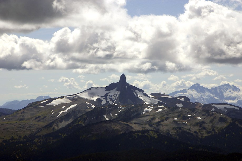 <strong>Bend, Oregon, Estados Unidos</strong>        A cidade é a maior desta lista, com população de 76.000 pessoas e um dos melhores locais para esqui da região. O vulcão de 2.743 metros, esquiável por todos os lados, é uma enorme e diversa área com uma das neves mais leves da região pacífica. Pistas para iniciantes e intermediários estão espalhadas pelo Monte Bachelor, e esquiadores aventurosos podem fazer manobras em montes de neve na cratera do pico. O terreno freestyle é excelente, com dois halfpipes de 3,6 e 5,4 metros e quase 1,6 km de extensão de parque