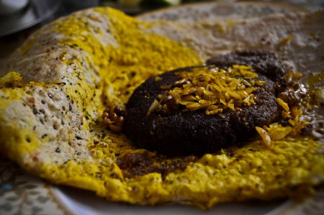 O berian é uma esfihinha de carne de cordeiro moída, acompanhada de pão nan, típico de Isfahan O berian é uma esfihinha de carne de cordeiro moída, acompanhada de pão nan, típico de Isfahan