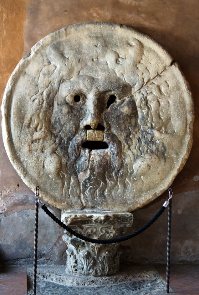 <strong>8. Bocca della Verità: </strong>A <a href="https://viajeaqui.abril.com.br/estabelecimentos/italia-roma-atracao-bocca-della-verita" target="_self"><strong>Bocca della Verità</strong></a> é uma pedra redonda em forma de máscara, à esquerda da igreja de Santa Maria in Cosmedin. Na Antiguidade, servia como detector de mentiras. Ao colocar a mão na boca da carranca, o mentiroso tinha o órgão decepado