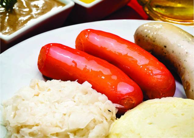 Salsichas vermelhas e brancas (Bock und weiss wurst), típicas da gastronomia alemã, serão servidas durante a Festa Nacional do Marreco - Fenarreco, em Brusque, Santa Catarina. O prato custa R$ 17 por pessoa. Salsichas vermelhas e brancas (Bock und weiss wurst), típicas da gastronomia alemã, serão servidas durante a Festa Nacional do Marreco - Fenarreco, em Brusque, Santa Catarina. O prato custa R$ 17 por pessoa.