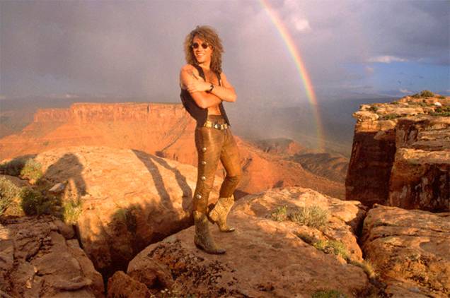 <strong>1. <a href="https://www.youtube.com/watch?v=MfmYCM4CS8o" rel="Bon Jovi - Blaze of Glory" target="_blank">Bon Jovi - Blaze of Glory</a> - Deserto de Moab, Utah, <a href="https://viajeaqui.abril.com.br/paises/estados-unidos" rel="Estados Unidos" target="_self">Estados Unidos</a> </strong> Cabelão ao vento, peitoral à mostra: Jon Bon Jovi era o sonho de consumo de nove entre dez adolescentes dos anos 80/90 – e continua com esse sex appeal até os dias de hoje. O álbum homônimo da banda, lançado em 1990, vendeu mais de duas milhões de cópias só nos Estados Unidos e ganhou duas platinas. <strong><a href="https://www.youtube.com/watch?v=MfmYCM4CS8o" rel="Assista aqui" target="_blank">Assista aqui</a></strong> <em><a href="https://www.booking.com/city/us/moab.pt-br.html?sid=efe6c9de408bb8d78e20e017e616e9f8;dcid=1?aid=332455&label=viagemabril-locacoes-de-videoclipes" rel="Veja preços de hotéis em Moab no Booking.com" target="_blank">Veja preços de hotéis em Moab no Booking.com</a></em> <strong>1. <a href="https://www.youtube.com/watch?v=MfmYCM4CS8o" rel="Bon Jovi - Blaze of Glory" target="_blank">Bon Jovi - Blaze of Glory</a> - Deserto de Moab, Utah, <a href="https://viajeaqui.abril.com.br/paises/estados-unidos" rel="Estados Unidos" target="_self">Estados Unidos</a> </strong> Cabelão ao vento, peitoral à mostra: Jon Bon Jovi era o sonho de consumo de nove entre dez adolescentes dos anos 80/90 – e continua com esse sex appeal até os dias de hoje. O álbum homônimo da banda, lançado em 1990, vendeu mais de duas milhões de cópias só nos Estados Unidos e ganhou duas platinas. <strong><a href="https://www.youtube.com/watch?v=MfmYCM4CS8o" rel="Assista aqui" target="_blank">Assista aqui</a></strong> <em><a href="https://www.booking.com/city/us/moab.pt-br.html?sid=efe6c9de408bb8d78e20e017e616e9f8;dcid=1?aid=332455&label=viagemabril-locacoes-de-videoclipes" rel="Veja preços de hotéis em Moab no Booking.com" target="_blank">Veja preços de hotéis em Moab no Booking.com</a></em>