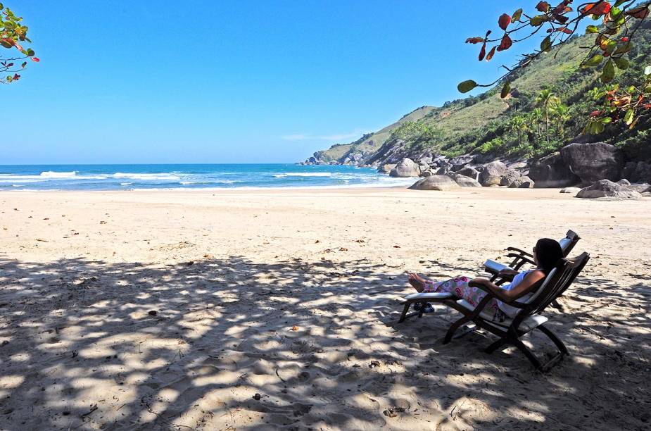 Numa espreguiçadeira, visitante aprecia a vista da praia do Bonete