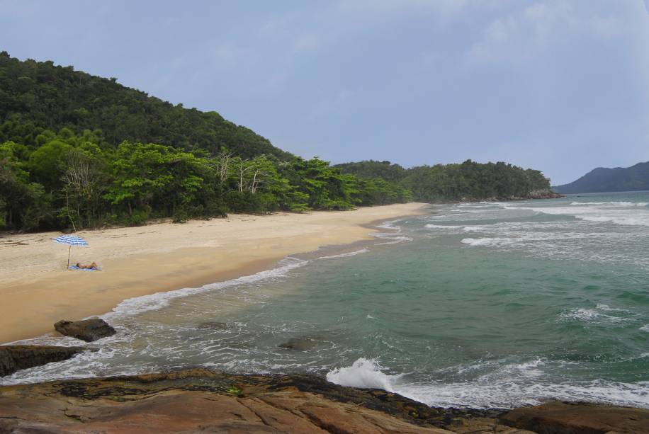 A <a href="https://viajeaqui.abril.com.br/estabelecimentos/br-sp-ubatuba-atracao-praia-brava-da-almada" rel="Praia Brava do Almada" target="_blank">Praia Brava da Almada</a>, em <a href="https://viajeaqui.abril.com.br/cidades/br-sp-ubatuba" rel="Ubatuba (SP)" target="_blank">Ubatuba (SP)</a>, é uma das cinco praias do município que fazem parte da área de preservação do <a href="https://viajeaqui.abril.com.br/estabelecimentos/br-sp-ubatuba-atracao-parque-estadual-da-serra-do-mar-nucleo-picinguaba" rel="Núcleo Picinguaba do Parque Estadual da Serra do Mar" target="_blank">Núcleo Picinguaba do Parque Estadual da Serra do Mar</a>