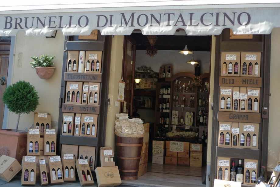 Pequeno negócio de venda dos famosos vinhos em Montalcino. A maioria das vinícolas da região oferece a possibilidade de compra e algumas possuem típicos e agradáveis restaurantes, onde é possível provar e se deliciar com os sabores da cozinha local