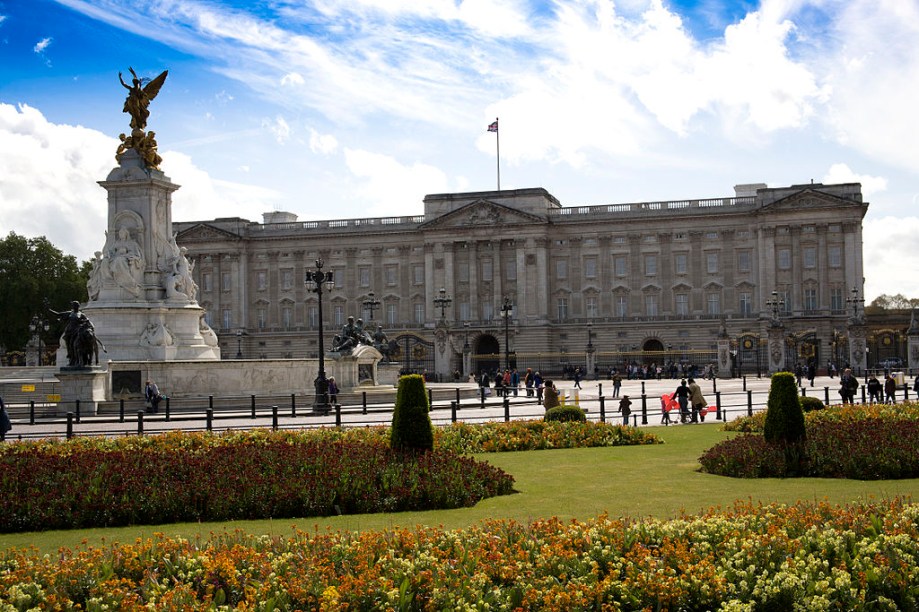 Na outra extremidade da avenida The Mall está o <a href="https://viajeaqui.abril.com.br/estabelecimentos/reino-unido-londres-atracao-buckingham-palace" rel="Palácio de Buckingham" target="_blank"><strong>Palácio de Buckingham</strong></a>, a residência da rainha. Em junho e de agosto a outubro é possível visitar 19 salas das mais de 700 que compõem o palácio. Por £ 65 você pode se juntar a um tour para no máximo 30 pessoas, com direito a taça de champanhe <em>(apenas em dezembro, janeiro, abril e maio; reservas pelo site <a href="https://royalcollection.org.uk" rel="royalcollection.org.uk" target="_blank">royalcollection.org.uk</a>)</em>. A tradicional troca da guarda acontece diariamente até o fim de julho, às 11h30