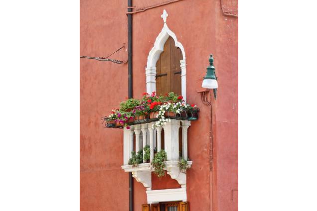 <strong>Burano, <a href="https://viajeaqui.abril.com.br/paises/italia" rel="Itália" target="_blank">Itália</a></strong> Burano sofre influência de <a href="https://viajeaqui.abril.com.br/cidades/italia-veneza" rel="Veneza" target="_blank">Veneza</a>, uma vez que é coladinha com a cidade das gôndolas, e a arquitetura gótica veneziana acaba dando as caras em suas janelas também <strong>Burano, <a href="https://viajeaqui.abril.com.br/paises/italia" rel="Itália" target="_blank">Itália</a></strong> Burano sofre influência de <a href="https://viajeaqui.abril.com.br/cidades/italia-veneza" rel="Veneza" target="_blank">Veneza</a>, uma vez que é coladinha com a cidade das gôndolas, e a arquitetura gótica veneziana acaba dando as caras em suas janelas também