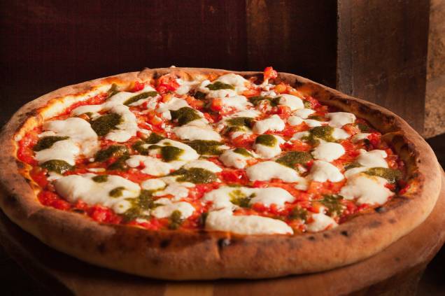 Pizza sabor burrata, que leva mussarela de búfala cremosa sobre tomates frescos e molho pesto genovês, da pizzaria <a href="https://www.veridiana.com.br/home.html" rel="Veridiana" target="_blank">Veridiana</a> Pizza sabor burrata, que leva mussarela de búfala cremosa sobre tomates frescos e molho pesto genovês, da pizzaria <a href="https://www.veridiana.com.br/home.html" rel="Veridiana" target="_blank">Veridiana</a>