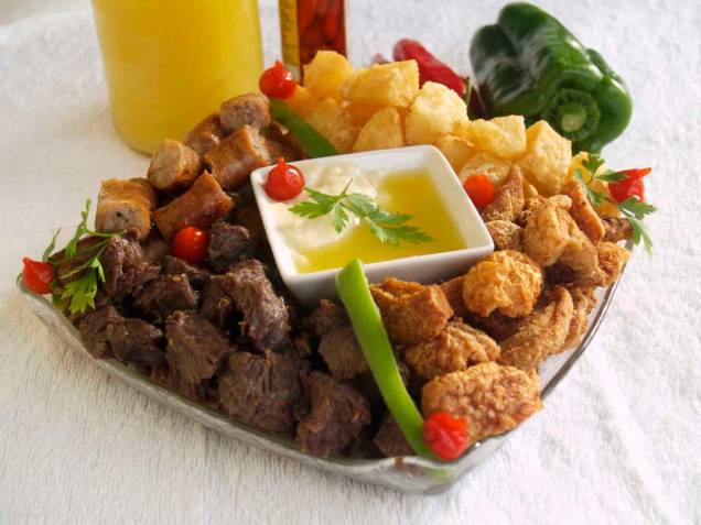 O petisco Quarteto Fantástico, servido na casa <strong>Buteco de Minas</strong>, em <a href="https://viajeaqui.abril.com.br/cidades/br-am-manaus" rel="Manaus" target="_blank"><strong>Manaus</strong></a>, é composto por torresmo, carne de sol, linguiça de porco, mandioca com manteiga de garrafa e creme de jiló. <em>Avenida das Flores, 318, Conjunto Tiradentes, Aleixo, (92) 3248-0130, 2ª/sáb 17h/0h.</em> O petisco Quarteto Fantástico, servido na casa <strong>Buteco de Minas</strong>, em <a href="https://viajeaqui.abril.com.br/cidades/br-am-manaus" rel="Manaus" target="_blank"><strong>Manaus</strong></a>, é composto por torresmo, carne de sol, linguiça de porco, mandioca com manteiga de garrafa e creme de jiló. <em>Avenida das Flores, 318, Conjunto Tiradentes, Aleixo, (92) 3248-0130, 2ª/sáb 17h/0h.</em>
