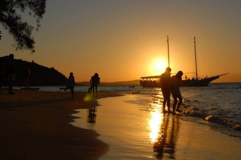 <strong>Praia da Tartaruga, Búzios (RJ)</strong>                    Entre as melhores para quem viaja com as crianças, a <a href="https://viajeaqui.abril.com.br/estabelecimentos/br-rj-buzios-atracao-praia-da-tartaruga" rel="Praia da Tartaruga" target="_blank">Praia da Tartaruga</a> de <a href="https://viajeaqui.abril.com.br/cidades/br-rj-buzios" rel="Búzios " target="_blank">Búzios</a> tem mar com poucas ondas e considerado o mais quente da cidade – com recifes, ela também favorece o mergulho livre. Na faixa de areia, tranquila, há poucas barracas. É bom lembrar, porém, que escunas de passeio atracam por aqui com bastante frequência