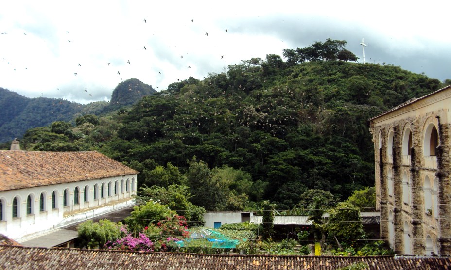 O Mosteiro dos Jesuítas também funciona como hospedaria. A 1,5 km dali há um mirante, no alto de uma colina (o caminho só é percorrido a pé)