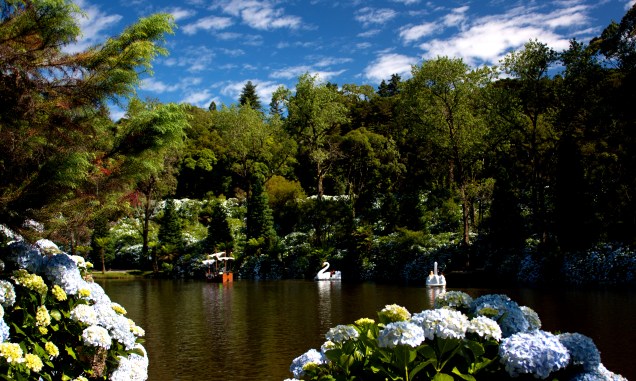 <strong><a href="https://viajeaqui.abril.com.br/estabelecimentos/br-rs-gramado-atracao-lago-negro" rel="2. Lago Negro" target="_self">2. Lago Negro</a></strong> Com árvores trazidas da imensa Floresta Negra, na <a href="https://viajeaqui.abril.com.br/paises/alemanha" rel="Alemanha" target="_self">Alemanha</a>, esse lindo lago é um passeio ótimo para fazer de mãos dadas, a bordo de um dos diversos pedalinhos que circulam por lá. <strong><a href="https://viajeaqui.abril.com.br/estabelecimentos/br-rs-gramado-atracao-lago-negro" rel="2. Lago Negro" target="_self">2. Lago Negro</a></strong> Com árvores trazidas da imensa Floresta Negra, na <a href="https://viajeaqui.abril.com.br/paises/alemanha" rel="Alemanha" target="_self">Alemanha</a>, esse lindo lago é um passeio ótimo para fazer de mãos dadas, a bordo de um dos diversos pedalinhos que circulam por lá.