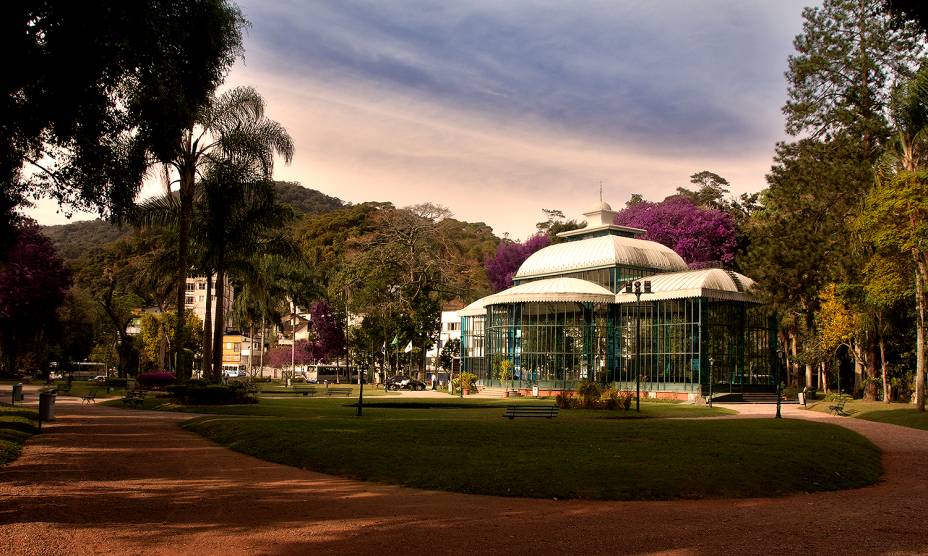 <strong><a href="https://viajeaqui.abril.com.br/cidades/br-rj-petropolis" rel="9. Petrópolis (RJ) " target="_self">9. Petrópolis (RJ) </a></strong>    Belezas no entorno de atrações importantes, como o <strong><a href="https://viajeaqui.abril.com.br/estabelecimentos/br-rj-petropolis-atracao-palacio-de-cristal" rel="Palácio de Cristal" target="_self">Palácio de Cristal</a></strong> (foto), fazem com que o turista entenda a fascinação de Dom Pedro II pela região