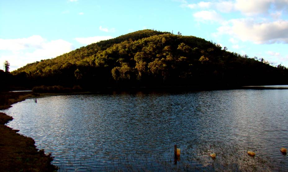 Segundo o IBGE (Instituto Brasileiro de Geografia e Estatística), a altitude máxima da cidade é de 1628 metros. Para comprovar, suba o <a href="https://viajeaqui.abril.com.br/estabelecimentos/br-sp-campos-do-jordao-atracao-pico-do-itapeva" target="_blank">Pico do Itapeva</a> (foto) (do tupi, <em>Pedra Achatada</em>), que fica a 35 metros da divisa com <a href="https://viajeaqui.abril.com.br/cidades/br-sp-pindamonhangaba" target="_blank">Pindamonhangaba</a>, para observar os cenários da elevação rochosa de 2030 metros de altitude. Ali do alto, é possível observar, em dias de céu azul, 15 cidades da região do Vale do Paraíba. No topo há antenas retransmissoras e um laboratório de pesquisa de raios montado pela Força Aérea Brasileira