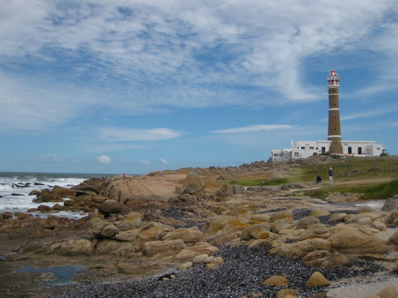 <strong>Cabo Polonio, Uruguai</strong>Isolado por dunas, Cabo Polonio configura-se em um destino singular na costa do <strong><a href="https://viajeaqui.abril.com.br/paises/uruguai" rel="Uruguai" target="_blank">Uruguai</a></strong>. Originalmente uma pequena vila de pescadores, esse pitoresco povoado litorâneo, cuja área é protegida como Parque Nacional, não conta com energia elétrica, mas a maioria das casas tem gerador. As três ilhas ao longo de sua costa abrigam uma importante reserva de lobos-marinhos. De seu farol, intermináveis entardeceres são contemplados por quem busca tranquilidade e isolamento