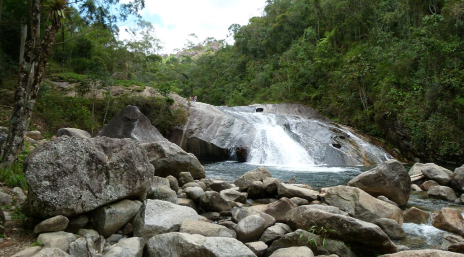 <a href="https://viajeaqui.abril.com.br/cidades/br-rj-visconde-de-maua" rel="Visconde de Mauá"><strong>Visconde de Mauá</strong></a><br /><br />Este trecho da Serra da Mantiqueira, dividido em três núcleos (Visconde de Mauá, Maromba e Maringá), tem a combinação perfeita para um fim de semana ou feriado: hospedagem em um chalé de estilo alpino, uma refeição estrelada e um banho de cachoeira. <br /><br />Se você tiver espírito aventureiro, aposte nos trekkings, rapel e boia cross, com vistas espetaculares para os vales da região. <br /><br /><strong>Distância: </strong>311 quilômetros<br /><strong>Tempo médio de viagem:</strong> 4 horas<br /><br /><strong>Saiba mais:</strong><a href="https://viajeaqui.abril.com.br/cidades/br-rj-visconde-de-maua/o-que-fazer" rel="O que fazer" title="O que fazer em Visconde de Mauá">O que fazer</a><br /><a href="https://viajeaqui.abril.com.br/cidades/br-rj-visconde-de-maua/onde-comer" rel="Onde comer" title="Onde comer em Visconde de Mauá">Onde comer</a><br /><a href="https://viajeaqui.abril.com.br/cidades/br-rj-visconde-de-maua/onde-ficar" rel="Onde ficar" title="Onde ficar em Visconde de Mauá">Onde ficar </a>