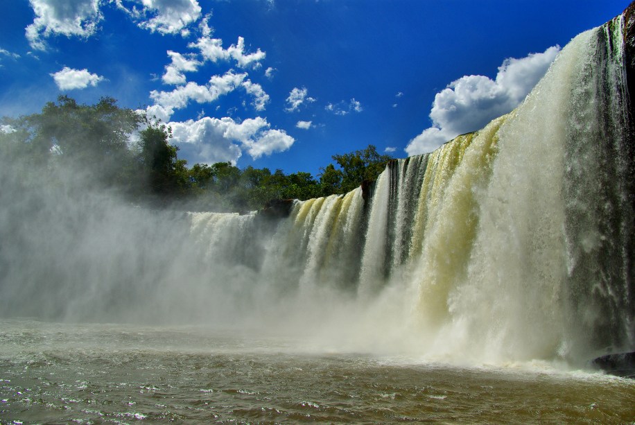 <a href="https://viajeaqui.abril.com.br/estabelecimentos/br-ma-carolina-atracao-chapada-das-mesas" rel="Chapada das Mesas" target="_blank"><strong>Chapada das Mesas</strong></a>    A Cachoeira São Romão fica no Rio Farinha a 70km de Carolina. A proximidade só é dificultada por causa da estrada de terra esburacada, que exige ser atravessada por um veículo com tração nas 4 rodas