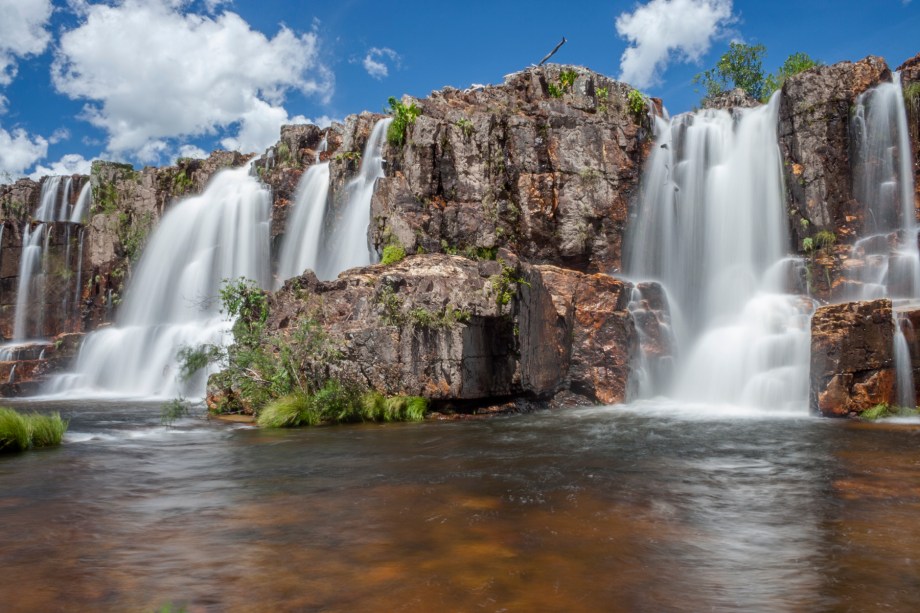 <a href="https://viajeaqui.abril.com.br/cidades/br-go-chapada-dos-veadeiros" rel="Chapada dos Veadeiros" target="_blank"><strong>Chapada dos Veadeiros</strong></a>    Uma sequência de corredeiras, cachoeiras e poços formam a Catarata dos Couros. Chega-se a ela por uma trilha fácil, mas chegando lá é possível pular de pedra em pedra para encontrar outros poços d’água mais escondidos