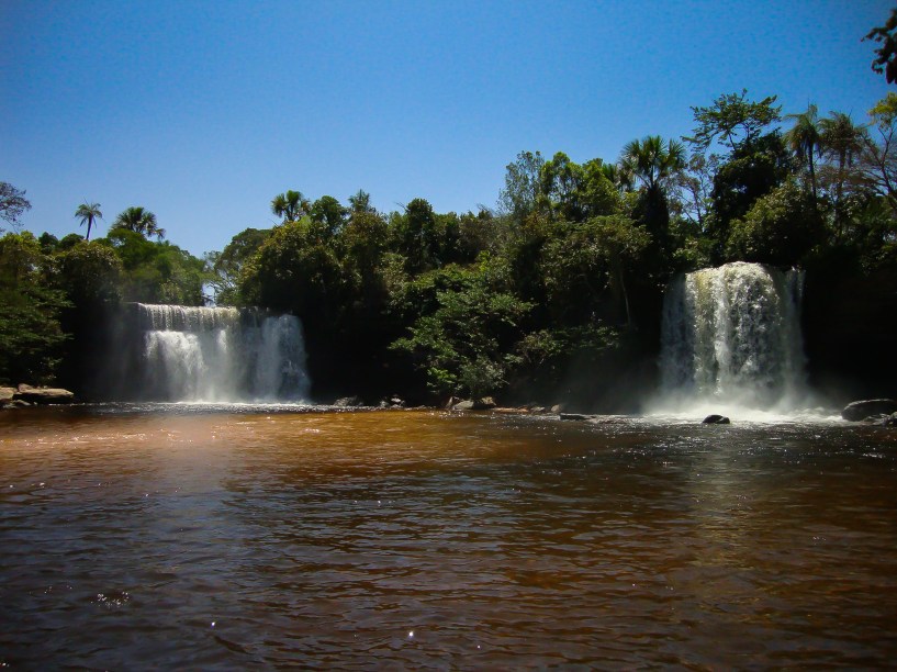 <a href="https://viajeaqui.abril.com.br/estabelecimentos/br-ma-carolina-atracao-chapada-das-mesas" rel="Chapada das Mesas" target="_blank"><strong>Chapada das Mesas</strong></a>    Cachoeiras Gêmeas no Riachão, próximo ao Parque Nacional Chapada das Mesas