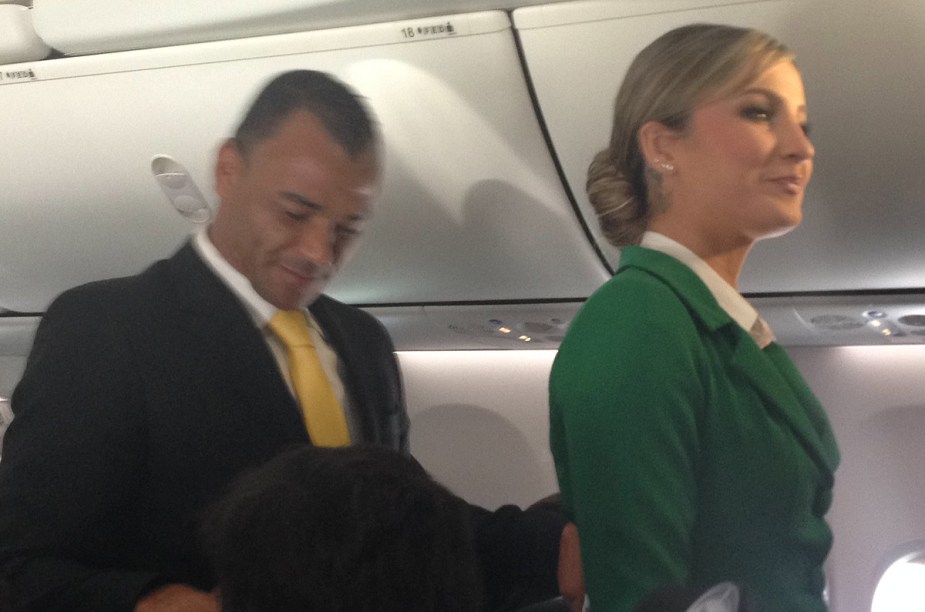 Cafu e Claudia Leitte passeiam pelos corredores da aeronave