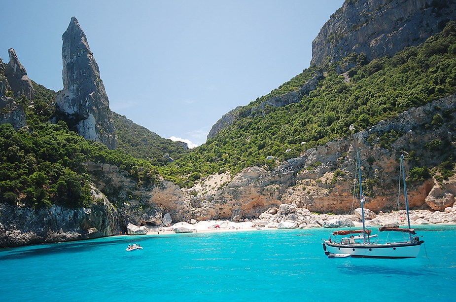 <strong>Cala Goloritze</strong> Quase escondida no nordeste da Sardenha, além de atrair turistas comuns, como famílias e crianças, Cala Goloritze é muito apreciada por alpinistas. Os morros de pedra calcária que envolvem a praia também são atração. As águas claras, que têm uma temperatura agradável, são ideais para mergulho com snorkel. Já as pedras, são o paraíso para os amantes de escalada e caminhada. <a href="https://www.booking.com/searchresults.en-gb.html?aid=332455&lang=en-gb&sid=eedbe6de09e709d664615ac6f1b39a5d&sb=1&src=index&src_elem=sb&error_url=https%3A%2F%2Fwww.booking.com%2Findex.en-gb.html%3Faid%3D332455%3Bsid%3Deedbe6de09e709d664615ac6f1b39a5d%3Bsb_price_type%3Dtotal%26%3B&ss=Baunei%2C+%E2%80%8BSardinia%2C+%E2%80%8BItaly&checkin_monthday=&checkin_month=&checkin_year=&checkout_monthday=&checkout_month=&checkout_year=&no_rooms=1&group_adults=2&group_children=0&from_sf=1&ss_raw=Bauney+&ac_position=0&ac_langcode=en&dest_id=-111354&dest_type=city&place_id_lat=40.033298&place_id_lon=9.66667&search_pageview_id=04199039c5720521&search_selected=true&search_pageview_id=04199039c5720521&ac_suggestion_list_length=2&ac_suggestion_theme_list_length=0&district_sel=0&airport_sel=0&landmark_sel=0" target="_blank" rel="noopener"><em>Busque hospedagens em Bauney no Booking.com</em></a>