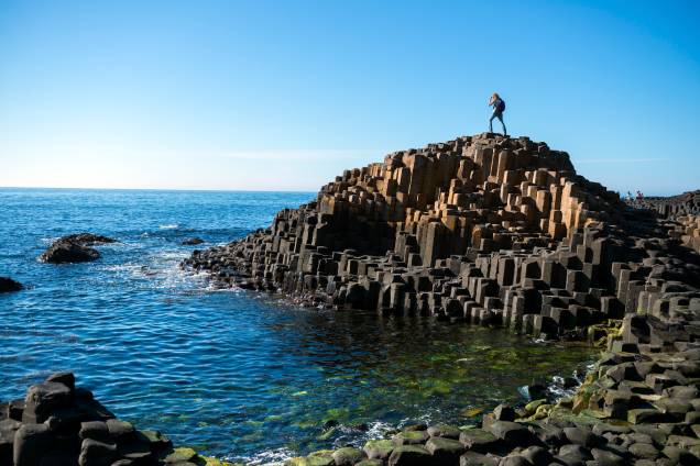 <strong>Calçada dos Gigantes, <a href="https://viajeaqui.abril.com.br/paises/irlanda" rel="Irlanda" target="_blank">Irlanda</a></strong>De acordo com a lenda, esse lugar teria sido construído por um gigante com a intenção de conectar a Irlanda à <a href="https://viajeaqui.abril.com.br/paises/escocia" rel="Escócia" target="_blank">Escócia</a> através de uma calçada, porque ele não cabia dentro de nenhum barco. Voltando para o mundo real, essas 40 mil rochas prismáticas de basalto são produto de uma erupção vulcânica que ocorreu há 60 mil anos. O calor de 1000ºC teria derretido as pedras, fazendo com que elas passassem por fendas no solo e, quando saíram e entraram em contato com o ar, rapidamente esfriaram e se solidificaram nesse formato <strong>Calçada dos Gigantes, <a href="https://viajeaqui.abril.com.br/paises/irlanda" rel="Irlanda" target="_blank">Irlanda</a></strong>De acordo com a lenda, esse lugar teria sido construído por um gigante com a intenção de conectar a Irlanda à <a href="https://viajeaqui.abril.com.br/paises/escocia" rel="Escócia" target="_blank">Escócia</a> através de uma calçada, porque ele não cabia dentro de nenhum barco. Voltando para o mundo real, essas 40 mil rochas prismáticas de basalto são produto de uma erupção vulcânica que ocorreu há 60 mil anos. O calor de 1000ºC teria derretido as pedras, fazendo com que elas passassem por fendas no solo e, quando saíram e entraram em contato com o ar, rapidamente esfriaram e se solidificaram nesse formato