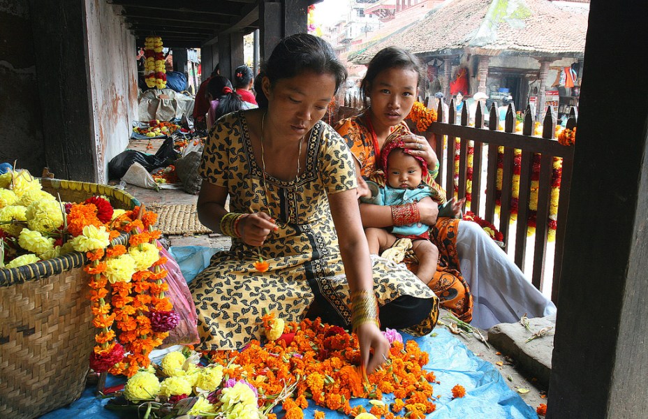 <strong>Mercado de Khatmandu, Nepal</strong>Confluência das culturas muçulmana, budista e hindu, o comércio de rua da capital do Nepal tem um charme todo especial. Junto com a menina que vende flores para oferendas aos deuses indianos está um rapaz vendendo moderníssimos artigos usados para trekking e montanhismo. Cafés que oferecem internet para quem passou as últimas semanas isolado no acampamento-base do Everest estão ombro a ombro com barracas com produtos que você nem imagina o que são. De vez em quando, é melhor nem ficar sabendo