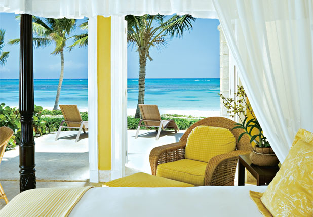 Cama com dossel e vista para o Caribe no Tortuga Bay Punta Cana Resort Cama com dossel e vista para o Caribe no Tortuga Bay Punta Cana Resort
