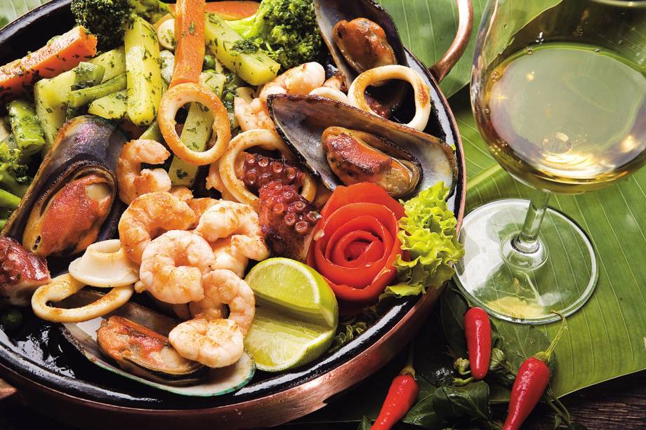 Frutos do mar ao azeite de ervas, servido no restaurante <a href="https://viajeaqui.abril.com.br/estabelecimentos/br-rn-natal-restaurante-camaroes-potiguar" rel="Camarões Potiguar">Camarões Potiguar</a>, no Rio Grande do Norte. Tem matriz em Ponta Negra e duas filiais, uma no Shopping Midway Mall e outra no Natal Shopping