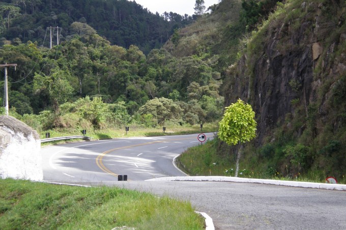 Rodovia Floriano Rodrigues Pinheiro, estrada para Campos do Jordão, na Serra da Mantiqueira, São Paulo