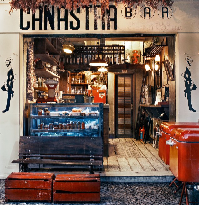 <strong>7. <a href="https://www.facebook.com/Canastra-Bar-825976007465428/" rel="CANASTRA BAR " target="_blank">CANASTRA BAR </a></strong>(1,4 Km)No fim da tarde ou início da noite, siga em direção ao Arpoador. Na Rua Jangadeiros, junto à Praça General Osório, o Canastra Bar caiu nas graças da moçada cool servindo queijos, embutidos e, às terças, ostras. Para acompanhar, vinhos, sangrias e cervejas. O boteco tem donos franceses e jeitão carioca, com disputadíssimas mesas na calçada.<em>Rua Jangadeiros, 42, loja B (Ipanema), 99656-1960</em>