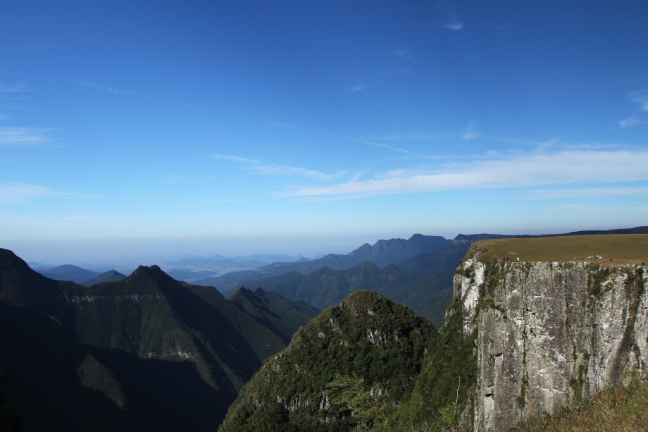 O acesso aos paredões do <a href="https://viajeaqui.abril.com.br/estabelecimentos/br-rs-sao-jose-dos-ausentes-atracao-monte-negro" rel="Pico do Monte Negro" target="_blank">Pico do Monte Negro</a> pode ser feito de carro, e dá para chegar bem pertinho do precipício, na beirada do cânion; dali, quem tem preparo físico pode fazer a trilha a pé para alcançar o topo do Pico do Monte Negro, a mais de 1400 metros de altitude