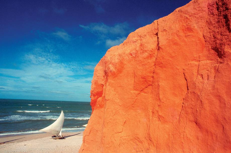 <a href="https://viajeaqui.abril.com.br/cidades/br-ce-canoa-quebrada" rel="CANOA QUEBRADA" target="_blank"><strong>CANOA QUEBRADA</strong></a>                            Enquanto as temperaturas seguem amenas no Sul e no Sudeste, o litoral do <a href="https://viajeaqui.abril.com.br/estados/br-ceara" rel="Ceará" target="_blank">Ceará</a> tem dias quentes e quase sem chuvas a partir de setembro. Em Canoa Quebrada (foto), os bons ventos contribuem para a prática de kite e windsurfe, mas são as falésias alaranjadas, que contrastam com o mar azul, a grande atração do destino. O pacote tem quatro noites <a href="https://www.pousadajardimdosorixas.com/pt-br/" rel="Pousada Jardim dos Orixás" target="_blank">Pousada Jardim dos Orixás</a>, a sete minutos da “Broadway”, a rua de pedra dos restaurantes, bares e boates.                            <strong>QUANDO:</strong> Em 25 de setembro                            <strong>QUEM LEVA:</strong> <a href="https://www.submarinoviagens.com.br/index.aspx" rel="Submarino" target="_blank">Submarino</a>                            <strong>QUANTO:</strong> R$ 851