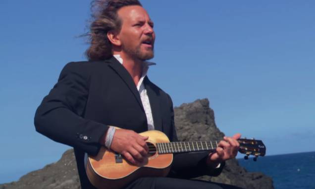 <strong>10. <a href="https://www.youtube.com/watch?v=-8l0_mzi9no" rel="Eddie Vedder – Can’t Keep" target="_blank">Eddie Vedder – Can’t Keep</a> - Kalaupapa, Costa de Molokai, Havaí, <a href="https://viajeaqui.abril.com.br/paises/estados-unidos" rel="Estados Unidos" target="_self">Estados Unidos</a></strong> Olha o tio Vedder aí de novo! Não bastasse ter uma carreira consagrada à frente do Pearl Jam, o moço ainda resolveu se arriscar em uma bem sucedida carreira solo, marcada pela trilha sonora de <em>Into The Wild</em> e o álbum <em>Ukulele Songs</em>. <strong><a href="https://www.youtube.com/watch?v=-8l0_mzi9no" rel="Assista aqui" target="_blank">Assista aqui</a></strong> <strong>10. <a href="https://www.youtube.com/watch?v=-8l0_mzi9no" rel="Eddie Vedder – Can’t Keep" target="_blank">Eddie Vedder – Can’t Keep</a> - Kalaupapa, Costa de Molokai, Havaí, <a href="https://viajeaqui.abril.com.br/paises/estados-unidos" rel="Estados Unidos" target="_self">Estados Unidos</a></strong> Olha o tio Vedder aí de novo! Não bastasse ter uma carreira consagrada à frente do Pearl Jam, o moço ainda resolveu se arriscar em uma bem sucedida carreira solo, marcada pela trilha sonora de <em>Into The Wild</em> e o álbum <em>Ukulele Songs</em>. <strong><a href="https://www.youtube.com/watch?v=-8l0_mzi9no" rel="Assista aqui" target="_blank">Assista aqui</a></strong>
