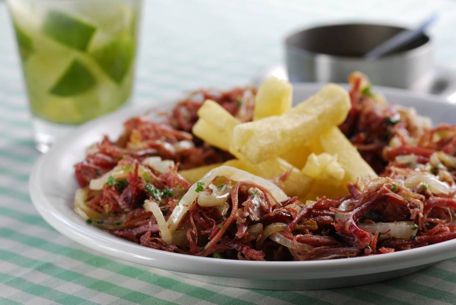 <a href="https://viajeaqui.abril.com.br/estabelecimentos/br-rj-rio-de-janeiro-restaurante-jobi" rel="Jobi" target="_blank"><strong>Jobi</strong></a>                    Seja para acompanhar a cerveja ou a caipirinha, a porção de carne seca com aipim do bar Jobi vem sempre bem temperada e saborosa. 