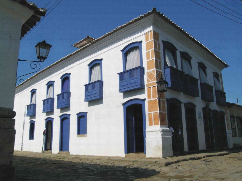 <strong>5. Casa da Cultura de Paraty</strong>Administrado pela comunidade local, esse pequeno museu foi inaugurado com a intenção de preservar e divulgar a história da cidade. O interior expõe objetos que remetem às festividades locais, bem como reproduções de gravuras do navegador alemão Hans Staden. A casa também conta com um auditório, uma espaçosa sala de exposições temporárias e uma agenda repleta de projetos educativos voltados para moradores. Aqui também funciona a Pinacoteca da cidade, que expõe obras de artistas plásticos que tiveram íntimas relações com Paraty