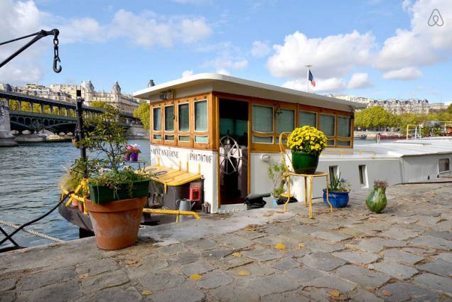 <a href="https://www.airbnb.com.br/rooms/237428" rel="7. Paris, França" target="_blank"><strong>7. Paris, França</strong></a> A casa-barco é pequena e comporta dois hóspedes por no mínimo três noites, e fica ancorada em uma via só para pedrestres. Mais romântico que isso, impossível <a href="https://www.airbnb.com.br/rooms/237428" rel="7. Paris, França" target="_blank"><strong>7. Paris, França</strong></a> A casa-barco é pequena e comporta dois hóspedes por no mínimo três noites, e fica ancorada em uma via só para pedrestres. Mais romântico que isso, impossível