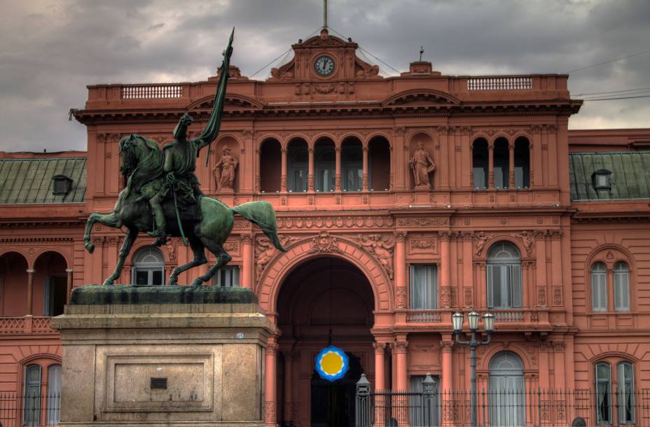 <strong>BUENOS AIRES, ARGENTINA</strong>    Que tal levar a mãezona para uma caminhada despreocupada por Puerto Madero ou para comer uma empanada do El Sanjuanino? Buenos Aires segue sendo uma opção encantadora tanto para mães quanto para filhos. Mas fique atento! De acordo com o levantamento, é essencial que o passeio conte com shows de tango.     Chegar na capital da Argentina é fácil: Há voos diretos do Brasil pela Gol e TAM, a partir de São Paulo, Rio de Janeiro, Florianópolis, Porto Alegre e Salvador (e a maior parte dos aviões saídos do Brasim pousa no Aeroporto Internacional de Ezeiza, que fica a apenas 45 minutos do centro de Buenos Aires).