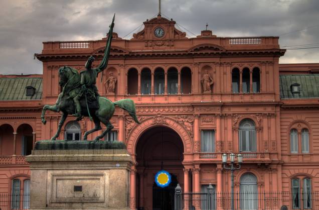 <strong>BUENOS AIRES, ARGENTINA</strong> Que tal levar a mãezona para uma caminhada despreocupada por Puerto Madero ou para comer uma empanada do El Sanjuanino? Buenos Aires segue sendo uma opção encantadora tanto para mães quanto para filhos. Mas fique atento! De acordo com o levantamento, é essencial que o passeio conte com shows de tango. Chegar na capital da Argentina é fácil: Há voos diretos do Brasil pela Gol e TAM, a partir de São Paulo, Rio de Janeiro, Florianópolis, Porto Alegre e Salvador (e a maior parte dos aviões saídos do Brasim pousa no Aeroporto Internacional de Ezeiza, que fica a apenas 45 minutos do centro de Buenos Aires). <strong>BUENOS AIRES, ARGENTINA</strong> Que tal levar a mãezona para uma caminhada despreocupada por Puerto Madero ou para comer uma empanada do El Sanjuanino? Buenos Aires segue sendo uma opção encantadora tanto para mães quanto para filhos. Mas fique atento! De acordo com o levantamento, é essencial que o passeio conte com shows de tango. Chegar na capital da Argentina é fácil: Há voos diretos do Brasil pela Gol e TAM, a partir de São Paulo, Rio de Janeiro, Florianópolis, Porto Alegre e Salvador (e a maior parte dos aviões saídos do Brasim pousa no Aeroporto Internacional de Ezeiza, que fica a apenas 45 minutos do centro de Buenos Aires).