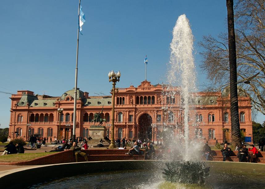 <strong>Plaza de Mayo – </strong><a href="https://viajeaqui.abril.com.br/cidades/ar-buenos-aires" target="_blank" rel="noopener"><strong>Buenos Aires</strong></a><strong> – <a href="https://gutenberg.viagemeturismo.abril.com.br/paises/argentina-2/" target="_blank" rel="noopener">Argentina</a></strong> Palco tradicional das manifestações do país desde sua construção em 1810, a bela Plaza de Mayo é um ponto de partida para turistar por Buenos Aires. Ela fica entre a Casa Rosada (sede do governo argentino), a prefeitura e a Catedral Metropolitana de Buenos Aires. No seu canto norte está a principal sede do Bando de la Nación, um amplo edifício de 1939 que vale a pena visitar. Dali, é possível caminhar até o bairro de San Telmo, para o tradicional Café Tortoni (a poucos metros da praça), para a Calle Florida e o Parque San Martí. Se quiser observar a incansável força política dos argentinos, as Mães da Praça de Maio se reúnem toda quinta-feira às 3h30 da tarde para protestar pela investigação do desaparecimento de seus filhos durante a época da ditadura, e outras causas sociais <em><a href="https://www.booking.com/searchresults.pt-br.html?aid=332455&sid=d98f25c4d6d5f89238aebe98e11a09ba&sb=1&src=searchresults&src_elem=sb&error_url=https%3A%2F%2Fwww.booking.com%2Fsearchresults.pt-br.html%3Faid%3D332455%3Bsid%3Dd98f25c4d6d5f89238aebe98e11a09ba%3Btmpl%3Dsearchresults%3Bac_click_type%3Db%3Bac_position%3D0%3Bcity%3D-126693%3Bclass_interval%3D1%3Bdest_id%3D-2601889%3Bdest_type%3Dcity%3Bdtdisc%3D0%3Bfrom_sf%3D1%3Bgroup_adults%3D2%3Bgroup_children%3D0%3Biata%3DLON%3Binac%3D0%3Bindex_postcard%3D0%3Blabel_click%3Dundef%3Bno_rooms%3D1%3Boffset%3D0%3Bpostcard%3D0%3Braw_dest_type%3Dcity%3Broom1%3DA%252CA%3Bsb_price_type%3Dtotal%3Bsearch_selected%3D1%3Bshw_aparth%3D1%3Bslp_r_match%3D0%3Bsrc%3Dsearchresults%3Bsrc_elem%3Dsb%3Bsrpvid%3De90b7b79265b018f%3Bss%3DLondres%252C%2520Grande%2520Londres%252C%2520Reino%2520Unido%3Bss_all%3D0%3Bss_raw%3Dlondres%3Bssb%3Dempty%3Bsshis%3D0%3Bssne%3DRoma%3Bssne_untouched%3DRoma%26%3B&ss=Buenos+Aires%2C+Argentina&is_ski_area=&ssne=Londres&ssne_untouched=Londres&city=-2601889&checkin_year=&checkin_month=&checkout_year=&checkout_month=&group_adults=2&group_children=0&no_rooms=1&from_sf=1&ss_raw=buenos+aires&ac_position=0&ac_langcode=xb&ac_click_type=b&dest_id=-979186&dest_type=city&iata=BUE&place_id_lat=-34.603752&place_id_lon=-58.381561&search_pageview_id=e90b7b79265b018f&search_selected=true&search_pageview_id=e90b7b79265b018f&ac_suggestion_list_length=5&ac_suggestion_theme_list_length=0" target="_blank" rel="noopener">Busque hospedagem em Buenos Aires</a></em>