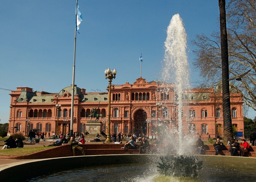 <strong>Plaza de Mayo – </strong><a href="https://viajeaqui.abril.com.br/cidades/ar-buenos-aires" target="_blank" rel="noopener"><strong>Buenos Aires</strong></a><strong> – <a href="https://gutenberg.viagemeturismo.abril.com.br/paises/argentina-2/" target="_blank" rel="noopener">Argentina</a></strong> Palco tradicional das manifestações do país desde sua construção em 1810, a bela Plaza de Mayo é um ponto de partida para turistar por Buenos Aires. Ela fica entre a Casa Rosada (sede do governo argentino), a prefeitura e a Catedral Metropolitana de Buenos Aires. No seu canto norte está a principal sede do Bando de la Nación, um amplo edifício de 1939 que vale a pena visitar. Dali, é possível caminhar até o bairro de San Telmo, para o tradicional Café Tortoni (a poucos metros da praça), para a Calle Florida e o Parque San Martí. Se quiser observar a incansável força política dos argentinos, as Mães da Praça de Maio se reúnem toda quinta-feira às 3h30 da tarde para protestar pela investigação do desaparecimento de seus filhos durante a época da ditadura, e outras causas sociais <em><a href="https://www.booking.com/searchresults.pt-br.html?aid=332455&sid=d98f25c4d6d5f89238aebe98e11a09ba&sb=1&src=searchresults&src_elem=sb&error_url=https%3A%2F%2Fwww.booking.com%2Fsearchresults.pt-br.html%3Faid%3D332455%3Bsid%3Dd98f25c4d6d5f89238aebe98e11a09ba%3Btmpl%3Dsearchresults%3Bac_click_type%3Db%3Bac_position%3D0%3Bcity%3D-126693%3Bclass_interval%3D1%3Bdest_id%3D-2601889%3Bdest_type%3Dcity%3Bdtdisc%3D0%3Bfrom_sf%3D1%3Bgroup_adults%3D2%3Bgroup_children%3D0%3Biata%3DLON%3Binac%3D0%3Bindex_postcard%3D0%3Blabel_click%3Dundef%3Bno_rooms%3D1%3Boffset%3D0%3Bpostcard%3D0%3Braw_dest_type%3Dcity%3Broom1%3DA%252CA%3Bsb_price_type%3Dtotal%3Bsearch_selected%3D1%3Bshw_aparth%3D1%3Bslp_r_match%3D0%3Bsrc%3Dsearchresults%3Bsrc_elem%3Dsb%3Bsrpvid%3De90b7b79265b018f%3Bss%3DLondres%252C%2520Grande%2520Londres%252C%2520Reino%2520Unido%3Bss_all%3D0%3Bss_raw%3Dlondres%3Bssb%3Dempty%3Bsshis%3D0%3Bssne%3DRoma%3Bssne_untouched%3DRoma%26%3B&ss=Buenos+Aires%2C+Argentina&is_ski_area=&ssne=Londres&ssne_untouched=Londres&city=-2601889&checkin_year=&checkin_month=&checkout_year=&checkout_month=&group_adults=2&group_children=0&no_rooms=1&from_sf=1&ss_raw=buenos+aires&ac_position=0&ac_langcode=xb&ac_click_type=b&dest_id=-979186&dest_type=city&iata=BUE&place_id_lat=-34.603752&place_id_lon=-58.381561&search_pageview_id=e90b7b79265b018f&search_selected=true&search_pageview_id=e90b7b79265b018f&ac_suggestion_list_length=5&ac_suggestion_theme_list_length=0" target="_blank" rel="noopener">Busque hospedagem em Buenos Aires</a></em>