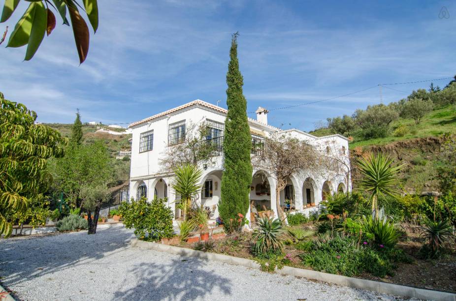 <strong><a href="https://www.airbnb.com.br/rooms/922622" rel="1. Torrox, Espanha" target="_blank">1. Torrox, Espanha</a></strong>                                        O casarão fica no município da região de Málaga, pertinho do Mediterrâneo. Afastado da cidade, o lugar tem um jardim privado e um jeitinho de Espanha bucólica