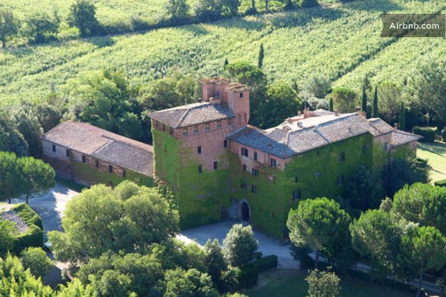 <a href="https://www.airbnb.co.uk/rooms/241083" rel="6. Toscana, Itália" target="_blank"><strong>6. Toscana, Itália</strong></a>                    O clima romântico da Toscana combina com... Um castelo! O de São Fabiano possui seis quartos para alugar, belos jardins e serve como base para vários passeios