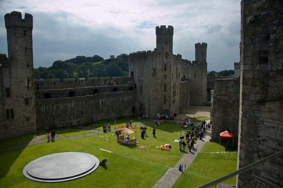 <strong>Castelo de Caernarfon, <a href="https://viajeaqui.abril.com.br/paises/pais-de-gales" rel="País de Gales" target="_blank">País de Gales</a></strong>        Eduardo I, o rei malvado da tresloucada fita <em>Coração Valente</em>, empreendeu uma longa campanha de ocupação da <a href="https://viajeaqui.abril.com.br/paises/reino-unido">Grã-Bretanha</a>, estendendo sua dominação não só em direção à <a href="https://viajeaqui.abril.com.br/paises/escocia" rel="Escócia" target="_blank">Escócia</a>, mas também ao <a href="https://viajeaqui.abril.com.br/paises/pais-de-gales">País de Gales</a>. Aqui, ele ergueu uma rede de fortificações para consolidar suas conquistas. Beaumaris, Conwy e Harlech são alguns destes castelos, coletivamente listados como patrimônio da humanidade. Contudo, o mais emblemático de todos é Caernarfon (foto), onde até hoje os Príncipes de Gales – os herdeiros do trono britânico – são ungidos