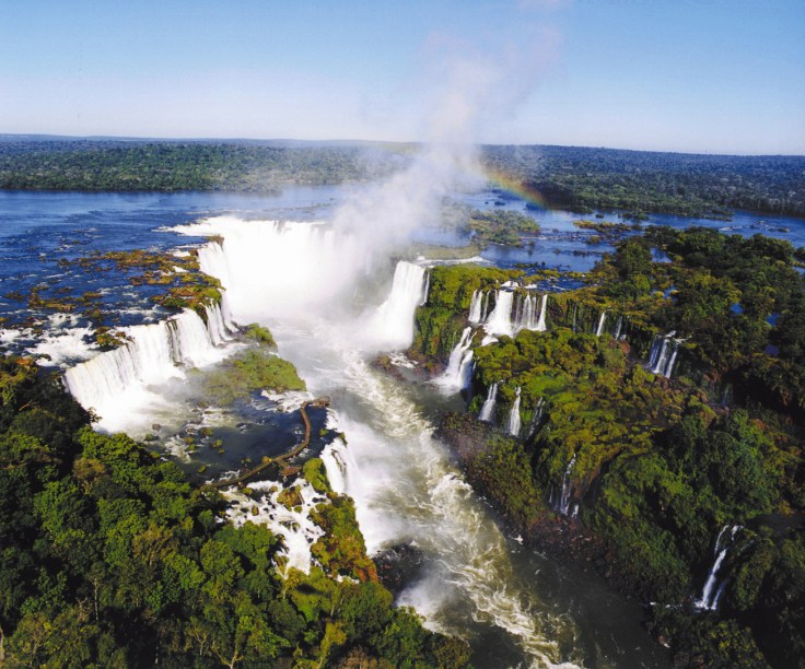 As <a href="https://gutenberg.viagemeturismo.abril.com.br/atracao/parque-nacional-do-iguacu-brasil/"><strong>Cataratas do Iguaçu</strong></a> são um dos <a href="https://gutenberg.viagemeturismo.abril.com.br/materias/os-7-patrimonios-naturais-da-unesco-no-brasil/">Patrimônios Naturais da Unesco no Brasil</a> e um dos cartões postais mais famosos do país. Com 275 quedas, tem o título de maior queda d’água em volume do mundo. O lado brasileiro, em <a href="https://gutenberg.viagemeturismo.abril.com.br/cidades/foz-do-iguacu/" target="_blank"><strong>Foz do Iguaçu</strong></a>, no <a href="https://gutenberg.viagemeturismo.abril.com.br/estados/parana/" target="_blank"><strong>Paraná</strong></a>, proporciona uma bela visão, enquanto o argentino impressiona pela força e pela proximidade da Garganta do Diabo