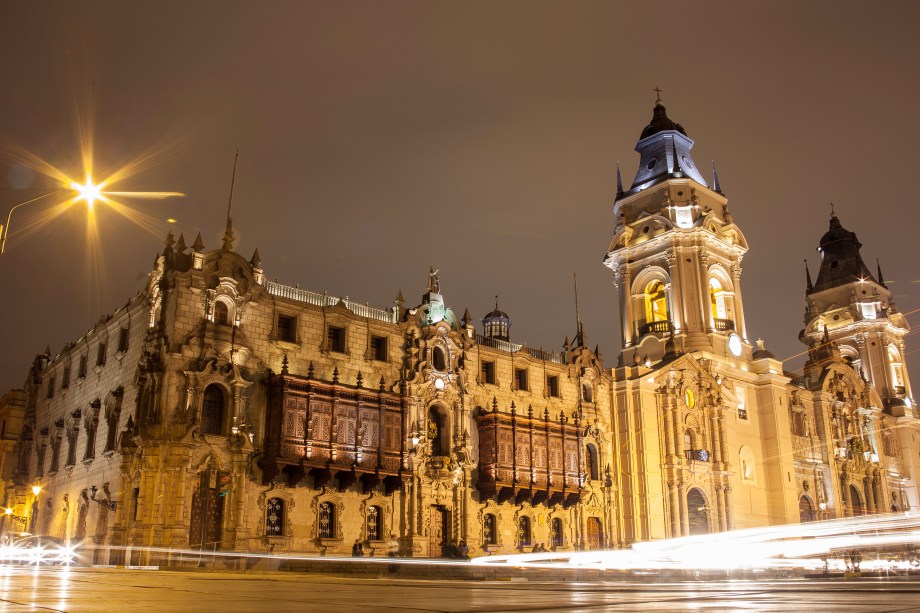 Inaugurada em 1538, a Catedral de Lima foi construída em estilo barroco e é um dos principais cartões postais da capital peruana. Ao longo dos anos, sua fachada foi reconstruída cinco vezes devido aos terremotos que assolavam o país na época. Apesar disso, ela ainda preserva boa parte dos traços de sua arquietetura original. Seu interior é repleto de mosaicos e inclui uma capela de mármore, que guarda os restos mortais do explorador Francisco Pizarro, e um museu com peças religiosas de arte