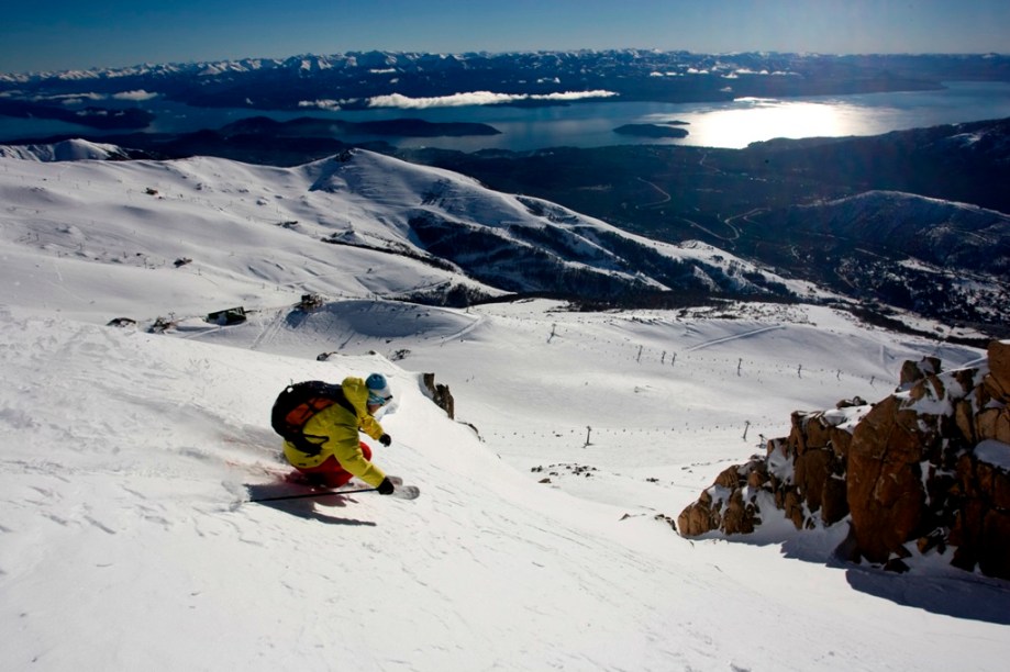 <strong>Cerro Catedral, Bariloche, Argentina</strong><br />  O popular resort andino de <a href="https://viajeaqui.abril.com.br/cidades/ar-bariloche" rel="Bariloche " target="_blank">Bariloche </a>é perfeito para quem não pensa só em esqui. É o destino ideal para iniciantes que não sabem se curtirão o esporte e para quem aprecia passeios na natureza do lago Nahuel Huapi e das montanhas do entorno. Não é a toa que a cidade é uma das favoritas dos brasileiros: hotelaria e gastronomia alcançam todos os bolsos, a paisagem é deslumbrante e, durante a temporada de esqui, o acesso é facilitado por voos diretos saindo de algumas capitais brasileiras