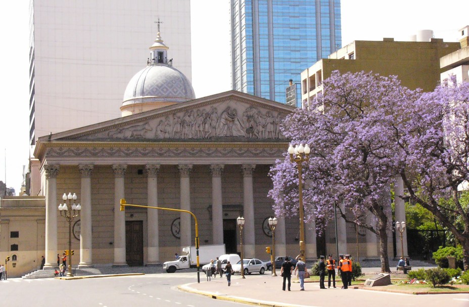 <strong>8. Catedral Metropolitana </strong>(100 metros)     Foi nesta igreja que o papa Francisco celebrou missas durante mais de 20 anos. <em>Avenida Rivadavia </em>