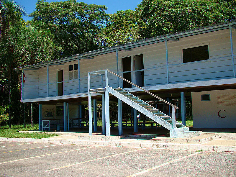 Enquanto esperava a construção da capital federal, Juscelino Kubitschek morou por dois anos na<strong> base do catetinho</strong>. Conta-se que o projeto foi esboçado por Oscar Niemeyer num guardanapo e a obra ficou pronta em 15 dias. O lugar exibe objetos e mobiliário originais, distribuídos por cômodos modestos.