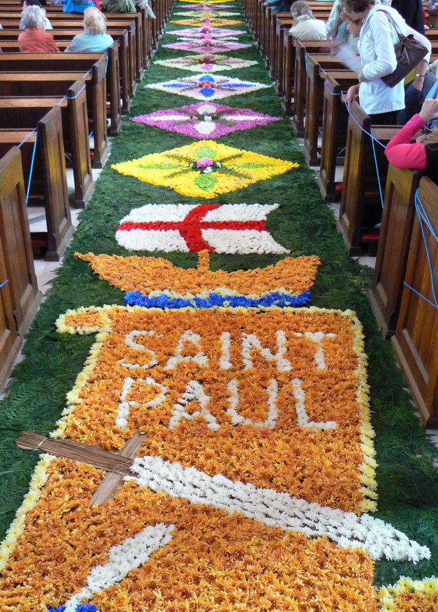 <strong>Inglaterra</strong>A festa de Corpus Christi em Arundel, na <a href="https://viajeaqui.abril.com.br/paises/inglaterra" rel="Inglaterra" target="_blank">Inglaterra</a>, é celebrada há mais de 100 anos. Um belo tapete de flores (foto), confeccionado no corredor central da medieval Arundel Cathedral, pode ser apreciado pelo público na quarta-feira, 6 de junho, das 9h30 às 20h. Na quinta-feira, 7 de junho, após a missa das 17h30, a procissão do Santíssimo Sacramento percorre as ruas até o pátio do imponente Castelo de Arundel, onde é feita a benção.